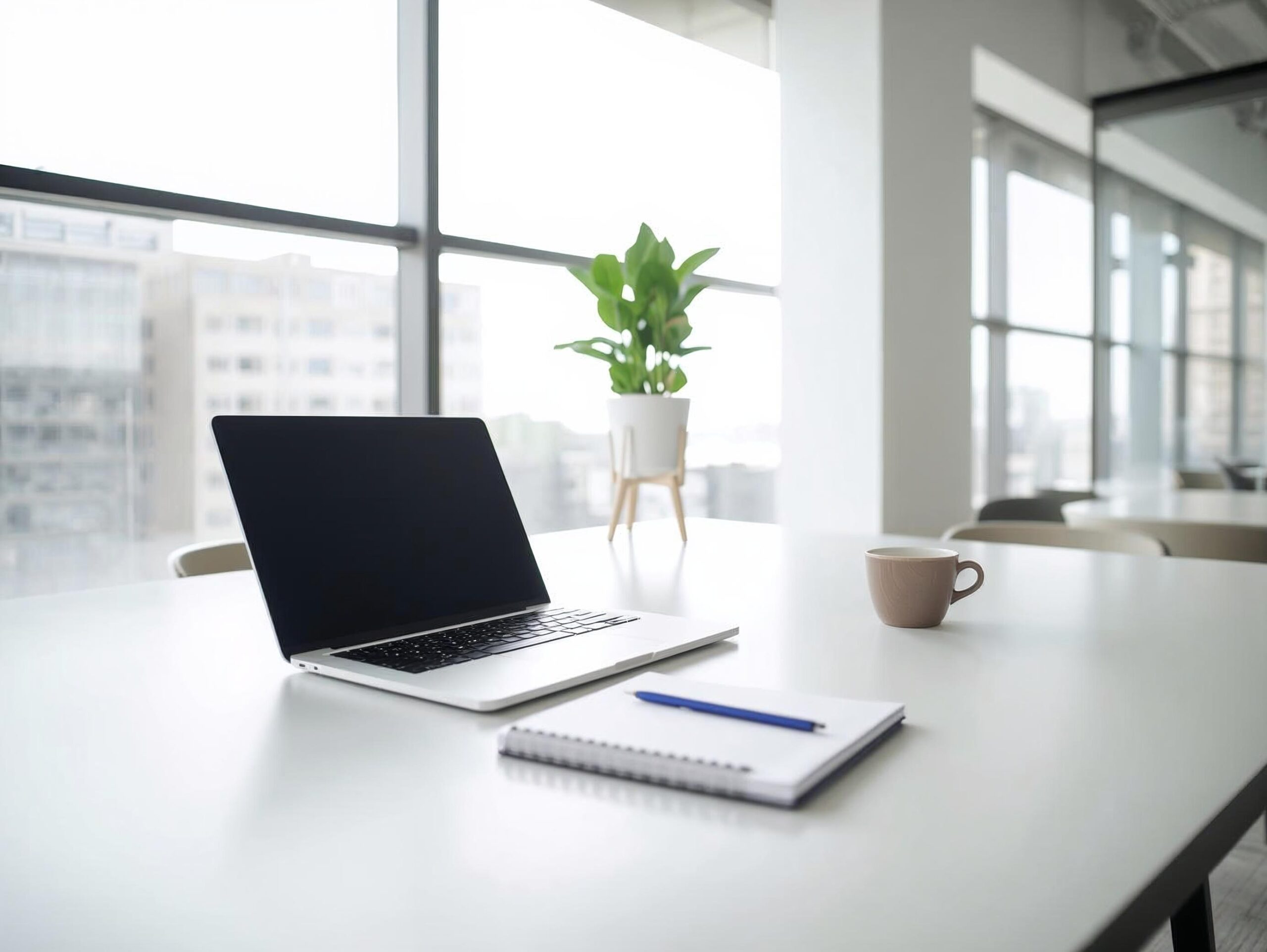 Anwalt für Arbeitsrecht - Moderne Büroumgebung mit Laptop und Notizbuch